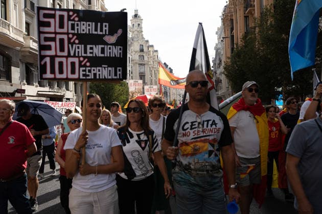 IPA88996377 - MADRID, SPAIN. SEPTEMBER 26, 2026. Demonstrators wave Spanish flags and hold banners during a protest in central Madrid against the government of Spanish Prime Minister Pedro Sanchez. The demonstration, organized by Sociedad Civil Espanola and supported by the Partido Popular (PP) and Vox, called for early general elections and criticized the government™s handling of the migration crisis in Ceuta. The march began at Plaza de Cibeles and ended in the Moncloa area. According to Madrid s Government Delegation, approximately 20,000 people attended the demonstration.  Copyright: xFrancescoxMilitelloxMirtox xx IPA88996377