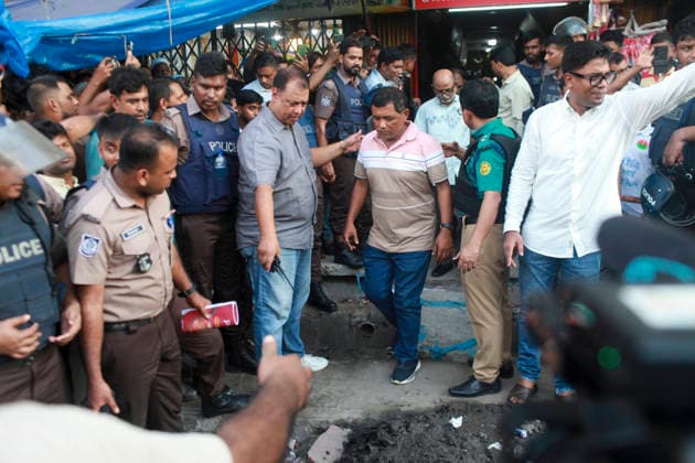 September 26, 2026, Dhaka, Dhaka, Bangladesh: Police detain more than 100 people from the headquarters of the Jatiya Samajtantrik Dal (JSD) in Dhaka, Bangladesh, on September 26, 2026, on suspicion of being leaders and activists of the Awami League, whose activities are currently banned in Bangladesh. Dhaka Bangladesh - ZUMAj163 20260926_zip_j163_028 Copyright: xAbuxSufianxJewelx
