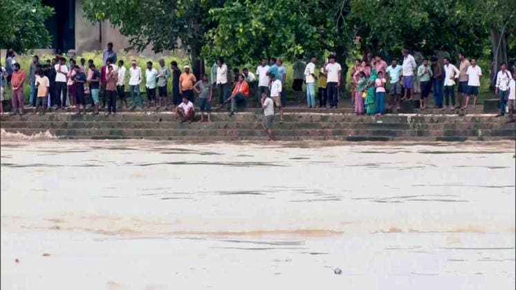 RECORD DATE NOT STATED People gather on the bank to watch the swollen Kharun River overflowing following incessant heavy rainfall Raipur, Sep 26 (ANI): People gather on the bank to watch the swollen Kharun River overflowing following incessant heavy rainfall over the last 24 hours, in Raipur on Saturday. (ANI Video Grab) Raipur Chattishgarh India Copyright: xANIx ANI_20260926296