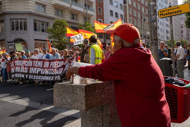 IPA88996417 - MADRID, SPAIN. SEPTEMBER 26, 2026. Demonstrators wave Spanish flags and hold banners during a protest in central Madrid against the government of Spanish Prime Minister Pedro Sanchez. The demonstration, organized by Sociedad Civil Espanola and supported by the Partido Popular (PP) and Vox, called for early general elections and criticized the government™s handling of the migration crisis in Ceuta. The march began at Plaza de Cibeles and ended in the Moncloa area. According to Madrid™s Government Delegation, approximately 20,000 people attended the demonstration.  Copyright: xFrancescoxMilitelloxMirtox xx IPA88996417