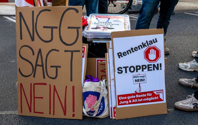 Social protests organized by the DGB EUR, Germany, Berlin, September 26, 2026 There’s Enough for Everyone, and Merz Must Go —posters, banners, and slogans against the federal government’s cuts to social benefits. Cutting Social Benefits —nationwide social protests organized by the DGB and its member unions under the slogan You’ve Earned It: Your Work, Your Health, Your Pension.