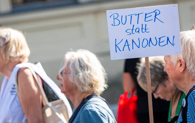 Social protests organized by the DGB, Germany, Berlin, September 26, 2026. Retirees protest: Butter instead of guns. There’s enough for everyone, and Merz must go. Posters, banners, and slogans against the federal government’s cuts to social benefits. Cutting social benefits, Nationwide social protests organized by the DGB and its