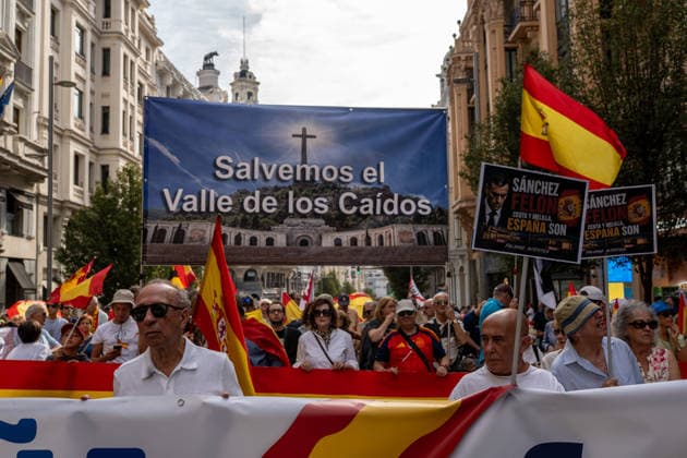 IPA88996405 - MADRID, SPAIN. SEPTEMBER 26, 2026. Demonstrators wave Spanish flags and hold banners during a protest in central Madrid against the government of Spanish Prime Minister Pedro Sanchez. The demonstration, organized by Sociedad Civil Espanola and supported by the Partido Popular (PP) and Vox, called for early general elections and criticized the government s handling of the migration crisis in Ceuta. The march began at Plaza de Cibeles and ended in the Moncloa area. According to Madrid™s Government Delegation, approximately 20,000 people attended the demonstration.  Copyright: xFrancescoxMilitelloxMirtox xx IPA88996405