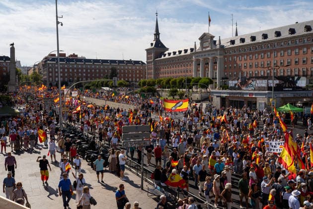 IPA88996438 - MADRID, SPAIN. SEPTEMBER 26, 2026. Demonstrators wave Spanish flags and hold banners during a protest in central Madrid against the government of Spanish Prime Minister Pedro Sanchez. The demonstration, organized by Sociedad Civil Espanola and supported by the Partido Popular (PP) and Vox, called for early general elections and criticized the government™s handling of the migration crisis in Ceuta. The march began at Plaza de Cibeles and ended in the Moncloa area. According to Madrid™s Government Delegation, approximately 20,000 people attended the demonstration.  Copyright: xFrancescoxMilitelloxMirtox xx IPA88996438