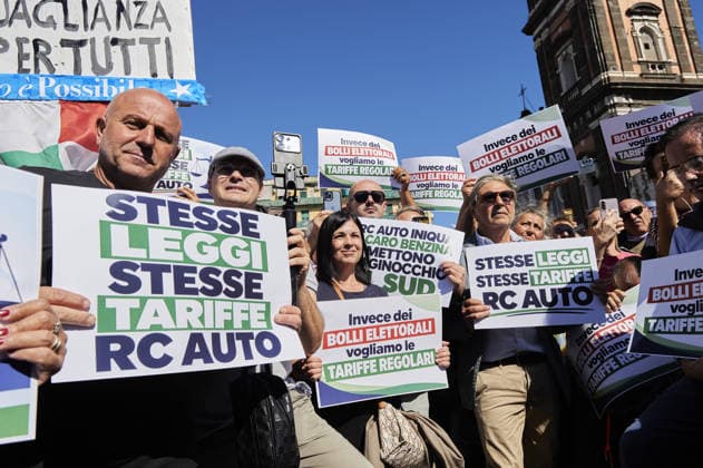 Protest over high gas prices and auto liability insurance in Italy NAPLES, ITALY - SEPTEMBER 26: People protest calling for more fairness in the auto liability insurance sector and concrete measures to address high gas prices in Naples, Italy, on September 26, 2026. In recent days, the national average price at the pump had reached 2.155 euros per litre for gasoline and 2.335 euros for diesel. On the highway network, prices had risen to 2.245 and 2.414 euros per litre, respectively, according to data from the Mimit Fuel Price Observatory. Eliano Imperato Anadolu Naples Italy. Editorial use only. Please get in touch for any other usage.  Copyright: x2026xAnadoluxElianoxImperatox
