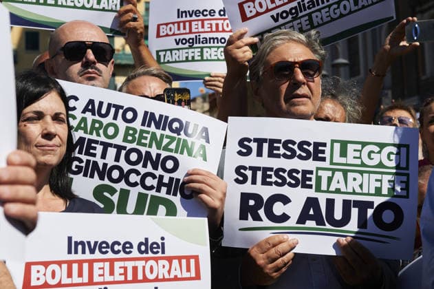 Protest over high gas prices and auto liability insurance in Italy NAPLES, ITALY - SEPTEMBER 26: People protest calling for more fairness in the auto liability insurance sector and concrete measures to address high gas prices in Naples, Italy, on September 26, 2026. In recent days, the national average price at the pump had reached 2.155 euros per litre for gasoline and 2.335 euros for diesel. On the highway network, prices had risen to 2.245 and 2.414 euros per litre, respectively, according to data from the Mimit Fuel Price Observatory. Eliano Imperato Anadolu Naples Italy. Editorial use only. Please get in touch for any other usage.  Copyright: x2026xAnadoluxElianoxImperatox