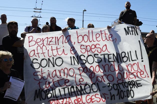 Protest over high gas prices and auto liability insurance in Italy NAPLES, ITALY - SEPTEMBER 26: People protest calling for more fairness in the auto liability insurance sector and concrete measures to address high gas prices in Naples, Italy, on September 26, 2026. In recent days, the national average price at the pump had reached 2.155 euros per litre for gasoline and 2.335 euros for diesel. On the highway network, prices had risen to 2.245 and 2.414 euros per litre, respectively, according to data from the Mimit Fuel Price Observatory. Eliano Imperato Anadolu Naples Italy. Editorial use only. Please get in touch for any other usage.  Copyright: x2026xAnadoluxElianoxImperatox