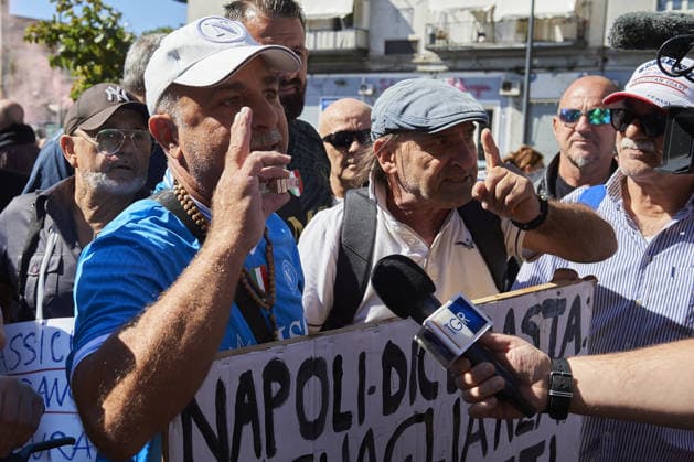 Protest over high gas prices and auto liability insurance in Italy NAPLES, ITALY - SEPTEMBER 26: People protest calling for more fairness in the auto liability insurance sector and concrete measures to address high gas prices in Naples, Italy, on September 26, 2026. In recent days, the national average price at the pump had reached 2.155 euros per litre for gasoline and 2.335 euros for diesel. On the highway network, prices had risen to 2.245 and 2.414 euros per litre, respectively, according to data from the Mimit Fuel Price Observatory. Eliano Imperato Anadolu Naples Italy. Editorial use only. Please get in touch for any other usage.  Copyright: x2026xAnadoluxElianoxImperatox