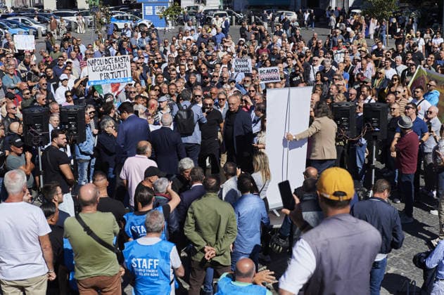 Protest over high gas prices and auto liability insurance in Italy NAPLES, ITALY - SEPTEMBER 26: People protest calling for more fairness in the auto liability insurance sector and concrete measures to address high gas prices in Naples, Italy, on September 26, 2026. In recent days, the national average price at the pump had reached 2.155 euros per litre for gasoline and 2.335 euros for diesel. On the highway network, prices had risen to 2.245 and 2.414 euros per litre, respectively, according to data from the Mimit Fuel Price Observatory. Eliano Imperato Anadolu Naples Italy. Editorial use only. Please get in touch for any other usage.  Copyright: x2026xAnadoluxElianoxImperatox