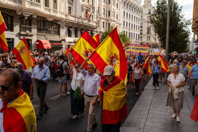 IPA88996394 - MADRID, SPAIN. SEPTEMBER 26, 2026. Demonstrators wave Spanish flags and hold banners during a protest in central Madrid against the government of Spanish Prime Minister Pedro Sanchez. The demonstration, organized by Sociedad Civil Espanola and supported by the Partido Popular (PP) and Vox, called for early general elections and criticized the government™s handling of the migration crisis in Ceuta. The march began at Plaza de Cibeles and ended in the Moncloa area. According to Madrid™s Government Delegation, approximately 20,000 people attended the demonstration.  Copyright: xFrancescoxMilitelloxMirtox xx IPA88996394