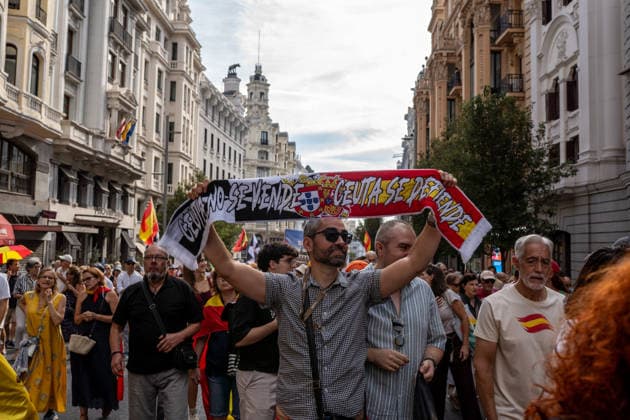 IPA88996402 - MADRID, SPAIN. SEPTEMBER 26, 2026. Demonstrators wave Spanish flags and hold banners during a protest in central Madrid against the government of Spanish Prime Minister Pedro Sanchez. The demonstration, organized by Sociedad Civil Espanola and supported by the Partido Popular (PP) and Vox, called for early general elections and criticized the government™s handling of the migration crisis in Ceuta. The march began at Plaza de Cibeles and ended in the Moncloa area. According to Madrid™s Government Delegation, approximately 20,000 people attended the demonstration.  Copyright: xFrancescoxMilitelloxMirtox xx IPA88996402