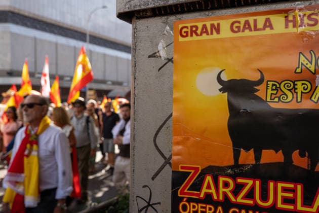 IPA88996435 - MADRID, SPAIN. SEPTEMBER 26, 2026. Demonstrators wave Spanish flags and hold banners during a protest in central Madrid against the government of Spanish Prime Minister Pedro Sanchez. The demonstration, organized by Sociedad Civil Espanola and supported by the Partido Popular (PP) and Vox, called for early general elections and criticized the government s handling of the migration crisis in Ceuta. The march began at Plaza de Cibeles and ended in the Moncloa area. According to Madrid™s Government Delegation, approximately 20,000 people attended the demonstration.  Copyright: xFrancescoxMilitelloxMirtox xx IPA88996435