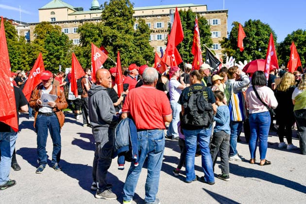 Deutschland, Baden-Wuerttemberg, Stuttgart 26.09.2026, Deutschland, GER, Baden-Wuerttemberg, Stuttgart, im Bild Themenbild, Kundgebung, Schlossplatz in Stuttgart, Hart verdient, Deine Arbeit, Deine Gesundheit, Deine Rente, Abbau sozialer Leistungen, Demonstration Stuttgart, Demo Stuttgart, Stuttgart Demonstration, Stuttgart Demo heute, Demonstration Stuttgart heute, Demo 26.09.2026, Demonstration 26.09.2026, Protest Stuttgart, Proteste, Stuttgart, Kundgebung, Stuttgart, Schlossplatz Stuttgart, Demo, Schlossplatz, Stuttgart, Baden-Württemberg, Deutschland, Sozialabbau, gegen Sozialabbau, Protest gegen Sozialabbau, Demo gegen Sozialabbau, Sozialstaat, Sozialstaat schützen, Sozialstaat verteidigen, soziale Gerechtigkeit, soziale Sicherheit, Deutschland, Baden-Wuerttemberg, Stuttgart, Demo, 26.09.2026-27