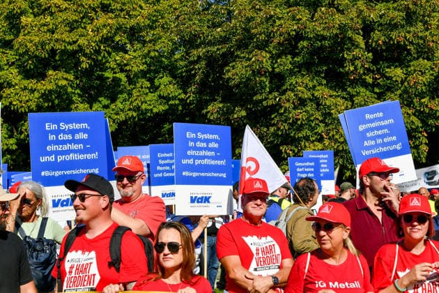 Deutschland, Baden-Wuerttemberg, Stuttgart 26.09.2026, Deutschland, GER, Baden-Wuerttemberg, Stuttgart, im Bild Themenbild, Kundgebung, Schlossplatz in Stuttgart, Hart verdient, Deine Arbeit, Deine Gesundheit, Deine Rente, Abbau sozialer Leistungen, Demonstration Stuttgart, Demo Stuttgart, Stuttgart Demonstration, Stuttgart Demo heute, Demonstration Stuttgart heute, Demo 26.09.2026, Demonstration 26.09.2026, Protest Stuttgart, Proteste, Stuttgart, Kundgebung, Stuttgart, Schlossplatz Stuttgart, Demo, Schlossplatz, Stuttgart, Baden-Württemberg, Deutschland, Sozialabbau, gegen Sozialabbau, Protest gegen Sozialabbau, Demo gegen Sozialabbau, Sozialstaat, Sozialstaat schützen, Sozialstaat verteidigen, soziale Gerechtigkeit, soziale Sicherheit, Deutschland, Baden-Wuerttemberg, Stuttgart, Demo, 26.09.2026-28