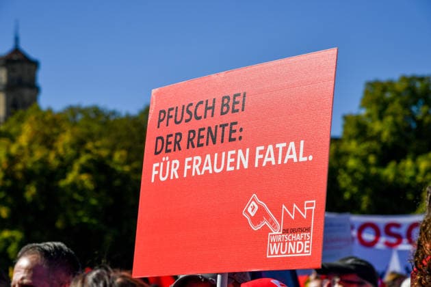 Deutschland, Baden-Wuerttemberg, Stuttgart 26.09.2026, Deutschland, GER, Baden-Wuerttemberg, Stuttgart, im Bild Themenbild, Kundgebung, Schlossplatz in Stuttgart, Hart verdient, Deine Arbeit, Deine Gesundheit, Deine Rente, Abbau sozialer Leistungen, Demonstration Stuttgart, Demo Stuttgart, Stuttgart Demonstration, Stuttgart Demo heute, Demonstration Stuttgart heute, Demo 26.09.2026, Demonstration 26.09.2026, Protest Stuttgart, Proteste, Stuttgart, Kundgebung, Stuttgart, Schlossplatz Stuttgart, Demo, Schlossplatz, Stuttgart, Baden-Württemberg, Deutschland, Sozialabbau, gegen Sozialabbau, Protest gegen Sozialabbau, Demo gegen Sozialabbau, Sozialstaat, Sozialstaat schützen, Sozialstaat verteidigen, soziale Gerechtigkeit, soziale Sicherheit, Deutschland, Baden-Wuerttemberg, Stuttgart, Demo, 26.09.2026-34