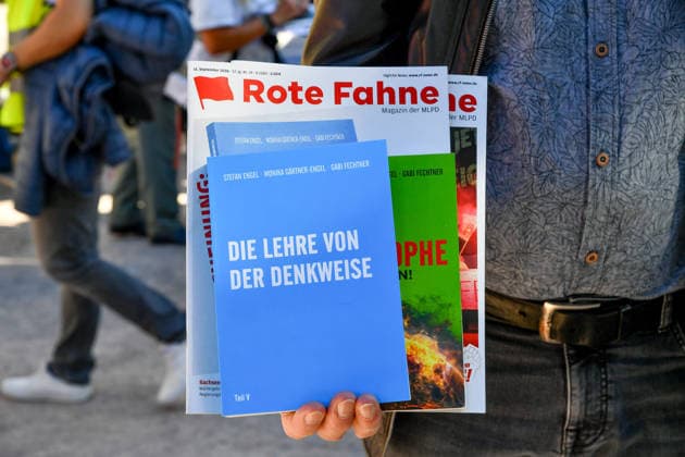 Deutschland, Baden-Wuerttemberg, Stuttgart 26.09.2026, Deutschland, GER, Baden-Wuerttemberg, Stuttgart, im Bild Themenbild, Kundgebung, Schlossplatz in Stuttgart, Hart verdient, Deine Arbeit, Deine Gesundheit, Deine Rente, Abbau sozialer Leistungen, Demonstration Stuttgart, Demo Stuttgart, Stuttgart Demonstration, Stuttgart Demo heute, Demonstration Stuttgart heute, Demo 26.09.2026, Demonstration 26.09.2026, Protest Stuttgart, Proteste, Stuttgart, Kundgebung, Stuttgart, Schlossplatz Stuttgart, Demo, Schlossplatz, Stuttgart, Baden-Württemberg, Deutschland, Sozialabbau, gegen Sozialabbau, Protest gegen Sozialabbau, Demo gegen Sozialabbau, Sozialstaat, Sozialstaat schützen, Sozialstaat verteidigen, soziale Gerechtigkeit, soziale Sicherheit, Deutschland, Baden-Wuerttemberg, Stuttgart, Demo, 26.09.2026-4
