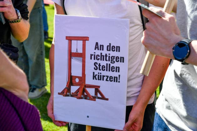 Deutschland, Baden-Wuerttemberg, Stuttgart 26.09.2026, Deutschland, GER, Baden-Wuerttemberg, Stuttgart, im Bild Themenbild, Kundgebung, Schlossplatz in Stuttgart, Hart verdient, Deine Arbeit, Deine Gesundheit, Deine Rente, Abbau sozialer Leistungen, Demonstration Stuttgart, Demo Stuttgart, Stuttgart Demonstration, Stuttgart Demo heute, Demonstration Stuttgart heute, Demo 26.09.2026, Demonstration 26.09.2026, Protest Stuttgart, Proteste, Stuttgart, Kundgebung, Stuttgart, Schlossplatz Stuttgart, Demo, Schlossplatz, Stuttgart, Baden-Württemberg, Deutschland, Sozialabbau, gegen Sozialabbau, Protest gegen Sozialabbau, Demo gegen Sozialabbau, Sozialstaat, Sozialstaat schützen, Sozialstaat verteidigen, soziale Gerechtigkeit, soziale Sicherheit, Deutschland, Baden-Wuerttemberg, Stuttgart, Demo, 26.09.2026-5