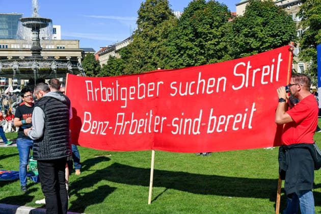Deutschland, Baden-Wuerttemberg, Stuttgart 26.09.2026, Deutschland, GER, Baden-Wuerttemberg, Stuttgart, im Bild Themenbild, Kundgebung, Schlossplatz in Stuttgart, Hart verdient, Deine Arbeit, Deine Gesundheit, Deine Rente, Abbau sozialer Leistungen, Demonstration Stuttgart, Demo Stuttgart, Stuttgart Demonstration, Stuttgart Demo heute, Demonstration Stuttgart heute, Demo 26.09.2026, Demonstration 26.09.2026, Protest Stuttgart, Proteste, Stuttgart, Kundgebung, Stuttgart, Schlossplatz Stuttgart, Demo, Schlossplatz, Stuttgart, Baden-Württemberg, Deutschland, Sozialabbau, gegen Sozialabbau, Protest gegen Sozialabbau, Demo gegen Sozialabbau, Sozialstaat, Sozialstaat schützen, Sozialstaat verteidigen, soziale Gerechtigkeit, soziale Sicherheit, Deutschland, Baden-Wuerttemberg, Stuttgart, Demo, 26.09.2026-6