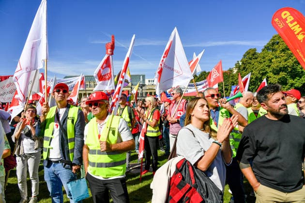 Deutschland, Baden-Wuerttemberg, Stuttgart 26.09.2026, Deutschland, GER, Baden-Wuerttemberg, Stuttgart, im Bild Themenbild, Kundgebung, Schlossplatz in Stuttgart, Hart verdient, Deine Arbeit, Deine Gesundheit, Deine Rente, Abbau sozialer Leistungen, Demonstration Stuttgart, Demo Stuttgart, Stuttgart Demonstration, Stuttgart Demo heute, Demonstration Stuttgart heute, Demo 26.09.2026, Demonstration 26.09.2026, Protest Stuttgart, Proteste, Stuttgart, Kundgebung, Stuttgart, Schlossplatz Stuttgart, Demo, Schlossplatz, Stuttgart, Baden-Württemberg, Deutschland, Sozialabbau, gegen Sozialabbau, Protest gegen Sozialabbau, Demo gegen Sozialabbau, Sozialstaat, Sozialstaat schützen, Sozialstaat verteidigen, soziale Gerechtigkeit, soziale Sicherheit, Deutschland, Baden-Wuerttemberg, Stuttgart, Demo, 26.09.2026-31