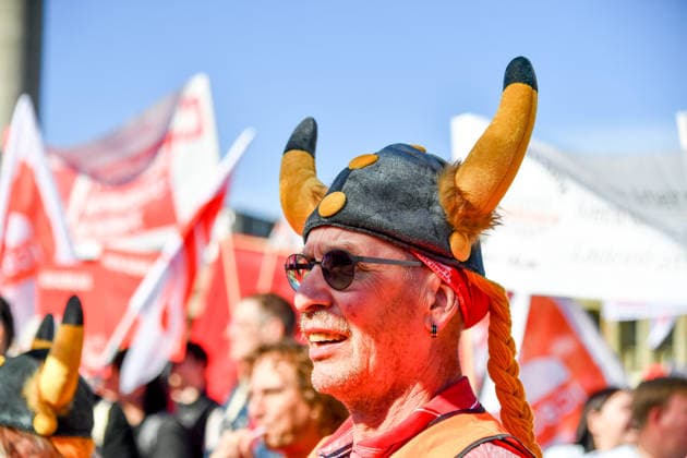 Deutschland, Baden-Wuerttemberg, Stuttgart 26.09.2026, Deutschland, GER, Baden-Wuerttemberg, Stuttgart, im Bild Themenbild, Kundgebung, Schlossplatz in Stuttgart, Hart verdient, Deine Arbeit, Deine Gesundheit, Deine Rente, Abbau sozialer Leistungen, Demonstration Stuttgart, Demo Stuttgart, Stuttgart Demonstration, Stuttgart Demo heute, Demonstration Stuttgart heute, Demo 26.09.2026, Demonstration 26.09.2026, Protest Stuttgart, Proteste, Stuttgart, Kundgebung, Stuttgart, Schlossplatz Stuttgart, Demo, Schlossplatz, Stuttgart, Baden-Württemberg, Deutschland, Sozialabbau, gegen Sozialabbau, Protest gegen Sozialabbau, Demo gegen Sozialabbau, Sozialstaat, Sozialstaat schützen, Sozialstaat verteidigen, soziale Gerechtigkeit, soziale Sicherheit, Deutschland, Baden-Wuerttemberg, Stuttgart, Demo, 26.09.2026-36
