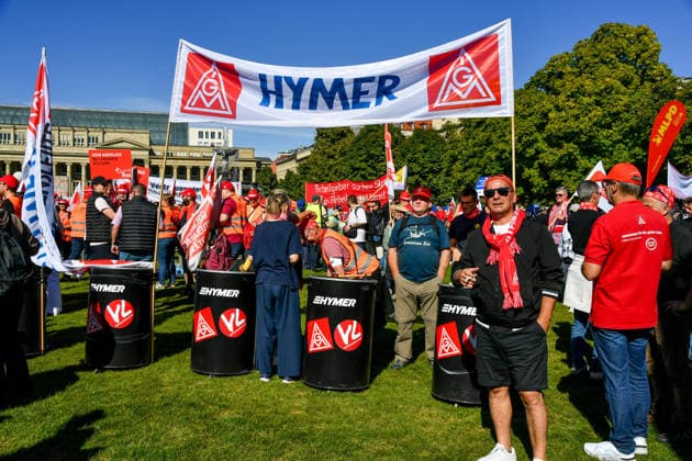 Deutschland, Baden-Wuerttemberg, Stuttgart 26.09.2026, Deutschland, GER, Baden-Wuerttemberg, Stuttgart, im Bild Themenbild, Kundgebung, Schlossplatz in Stuttgart, Hart verdient, Deine Arbeit, Deine Gesundheit, Deine Rente, Abbau sozialer Leistungen, Demonstration Stuttgart, Demo Stuttgart, Stuttgart Demonstration, Stuttgart Demo heute, Demonstration Stuttgart heute, Demo 26.09.2026, Demonstration 26.09.2026, Protest Stuttgart, Proteste, Stuttgart, Kundgebung, Stuttgart, Schlossplatz Stuttgart, Demo, Schlossplatz, Stuttgart, Baden-Württemberg, Deutschland, Sozialabbau, gegen Sozialabbau, Protest gegen Sozialabbau, Demo gegen Sozialabbau, Sozialstaat, Sozialstaat schützen, Sozialstaat verteidigen, soziale Gerechtigkeit, soziale Sicherheit, Deutschland, Baden-Wuerttemberg, Stuttgart, Demo, 26.09.2026-38