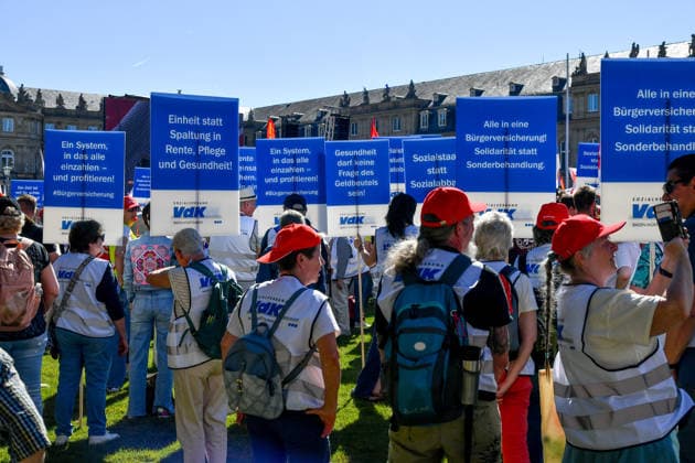 Deutschland, Baden-Wuerttemberg, Stuttgart 26.09.2026, Deutschland, GER, Baden-Wuerttemberg, Stuttgart, im Bild Themenbild, Kundgebung, Schlossplatz in Stuttgart, Hart verdient, Deine Arbeit, Deine Gesundheit, Deine Rente, Abbau sozialer Leistungen, Demonstration Stuttgart, Demo Stuttgart, Stuttgart Demonstration, Stuttgart Demo heute, Demonstration Stuttgart heute, Demo 26.09.2026, Demonstration 26.09.2026, Protest Stuttgart, Proteste, Stuttgart, Kundgebung, Stuttgart, Schlossplatz Stuttgart, Demo, Schlossplatz, Stuttgart, Baden-Württemberg, Deutschland, Sozialabbau, gegen Sozialabbau, Protest gegen Sozialabbau, Demo gegen Sozialabbau, Sozialstaat, Sozialstaat schützen, Sozialstaat verteidigen, soziale Gerechtigkeit, soziale Sicherheit, Deutschland, Baden-Wuerttemberg, Stuttgart, Demo, 26.09.2026-41