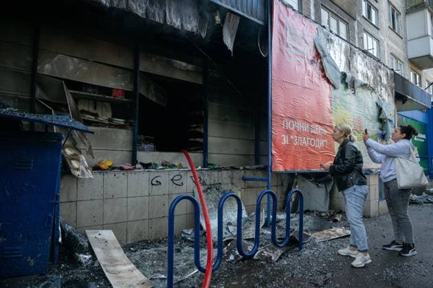 Russian drone attack damages residential building in Kyiv KYIV, UKRAINE, SEPTEMBER 26, 2026: Firefighters work at a five-story residential building damaged during a Russian drone attack in Kyiv™s Solomianskyi district, as residents watch emergency operations and clear shattered glass from the area. Kyiv authorities said a fire broke out at the residential building and a ground-floor shop following the fall of a drone, injuring four people and prompting rescuers to evacuate 20 residents. Kyiv Ukraine Copyright: x xNastassiaxKantorowiczxTorresx xJNAxPressx