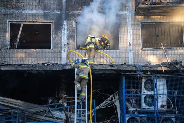 Russian drone attack damages residential building in Kyiv KYIV, UKRAINE, SEPTEMBER 26, 2026: Firefighters work at a five-story residential building damaged during a Russian drone attack in Kyiv™s Solomianskyi district, as residents watch emergency operations and clear shattered glass from the area. Kyiv authorities said a fire broke out at the residential building and a ground-floor shop following the fall of a drone, injuring four people and prompting rescuers to evacuate 20 residents. Kyiv Ukraine Copyright: x xNastassiaxKantorowiczxTorresx xJNAxPressx