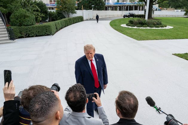 September 26, 2026, Washington, District Of Columbia, United States: President DONALD TRUMP speaks to reporters before departing the White House for Knoxville, Tennessee, where he is scheduled to attend the University of Tennessee vs. University of Texas college football game at Neyland Stadium. Washington United States - ZUMAk206 20260926_znp_k206_004 Copyright: xMattxKaminskyx