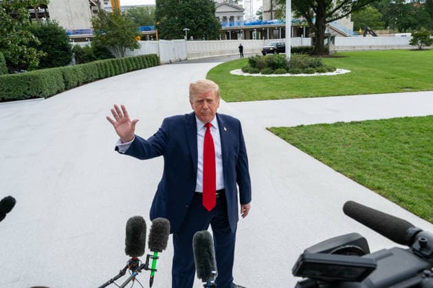 September 26, 2026, Washington, District Of Columbia, United States: President DONALD TRUMP speaks to reporters before departing the White House for Knoxville, Tennessee, where he is scheduled to attend the University of Tennessee vs. University of Texas college football game at Neyland Stadium. Washington United States - ZUMAk206 20260926_znp_k206_018 Copyright: xMattxKaminskyx