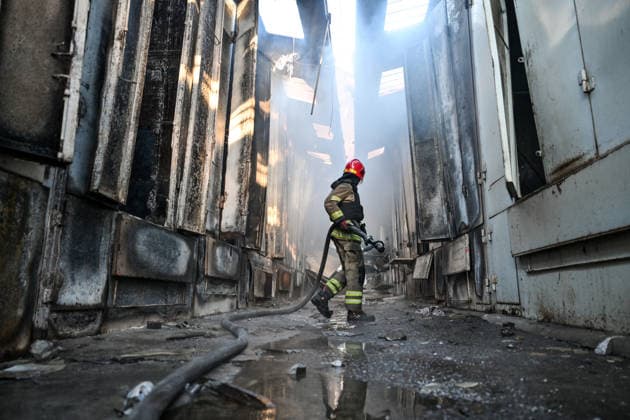 Russian troops strike clothes market in Zaporizhzhia A State Emergency Service rescuer carries a fire hose along a smoke-filled passageway to extinguish a fire at the Central Clothes Market (Anholenko) in Zaporizhzhia, Ukraine, on September 26, 2026. The market sustained significant damage in a Russian drone attack. Zaporizhzhia Ukraine  Copyright: xDmytroxSmolienkox originalFilename: ukrinform-russiant260926_npuaJ.jpg