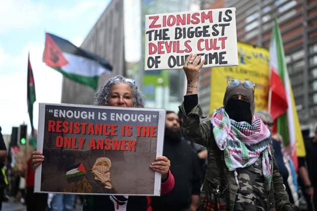 Pro-Palestinian protesters rally in Liverpool LIVERPOOL, UNITED KINGDOM - SEPTEMBER 26: Pro-Palestinian protesters gather at St George’s Plateau, calling on the British government to stop arms sales to Israel and impose sanctions, in Liverpool, United Kingdom, on September 26, 2026. The protesters march toward the area where the Labour Party s annual conference is scheduled to take place. Rasid Necati Aslim Anadolu Liverpool United Kingdom. Editorial use only. Please get in touch for any other usage.  Copyright: x2026xAnadoluxRasidxNecatixAslimx