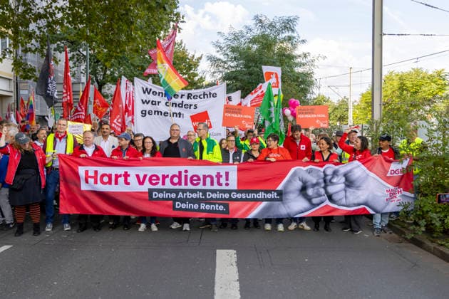 Essen, Bundesweiter Aktionstag des DGB. 26.09.2026, EU, DEU, Deutschland, Nordrhein-Westfalen, Essen: der Deutsche Gewerkschaftsbund und seine Mitgliedsgewerkschaften hatten unter dem Motto Hart verdient! Deine Arbeit. Deine Gesundheit. Deine Rente. zu einem bundesweiten Aktionstag aufgerufen. In 15 Großstädten fanden Kundgebungen statt. Dabei wurde für einen starken Sozialstaat, sichere Arbeitsplätze, gute Arbeitsbedingungen und den Schutz von Arbeitnehmerrechten demonstriert. Die Demonstration startete an der Altendorfer Straße, zog durch die Innenstadt und endete mit einer Kundgebung auf dem Burgplatz. In Essen nahmen ca. 15.000 Personen teil. Bundesweit ca. 175.000 Menschen. EU, DEU, Germany, North Rhine-Westphalia, Essen: The