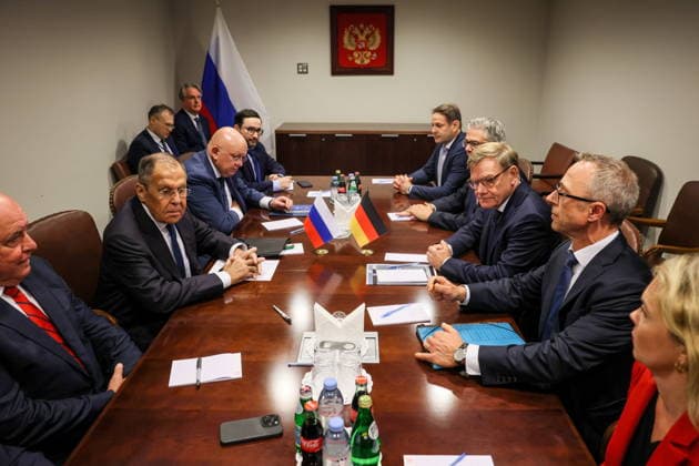 USA, NEW YORK New York City - SEPTEMBER 26, 2026: Russia s Foreign Minister Sergei Lavrov (2nd L) and Germany s Foreign Minister Johann Wadephul (3rd R) during a meeting on the sidelines of the 2026 High-level Week as part of the 81st session of the UN General Assembly New York City USA  - ZUMAt113 20260926_zaa_t113_236 Copyright: xAlexanderxShcherbakx