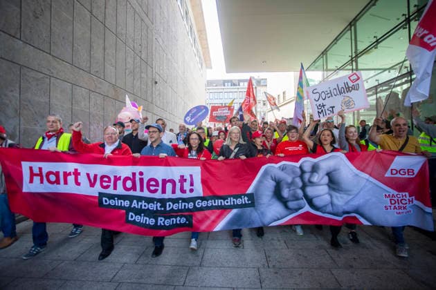 Essen, Bundesweiter Aktionstag des DGB. 26.09.2026, EU, DEU, Deutschland, Nordrhein-Westfalen, Essen: der Deutsche Gewerkschaftsbund und seine Mitgliedsgewerkschaften hatten unter dem Motto Hart verdient! Deine Arbeit. Deine Gesundheit. Deine Rente. zu einem bundesweiten Aktionstag aufgerufen. In 15 Großstädten fanden Kundgebungen statt. Dabei wurde für einen starken Sozialstaat, sichere Arbeitsplätze, gute Arbeitsbedingungen und den Schutz von Arbeitnehmerrechten demonstriert. Die Demonstration startete an der Altendorfer Straße, zog durch die Innenstadt und endete mit einer Kundgebung auf dem Burgplatz. In Essen nahmen ca. 15.000 Personen teil. Bundesweit ca. 175.000 Menschen. EU, DEU, Germany, North Rhine-Westphalia, Essen: The