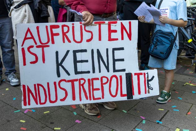 Essen, Bundesweiter Aktionstag des DGB. 26.09.2026, EU, DEU, Deutschland, Nordrhein-Westfalen, Essen: der Deutsche Gewerkschaftsbund und seine Mitgliedsgewerkschaften hatten unter dem Motto Hart verdient! Deine Arbeit. Deine Gesundheit. Deine Rente. zu einem bundesweiten Aktionstag aufgerufen. In 15 Großstädten fanden Kundgebungen statt. Dabei wurde für einen starken Sozialstaat, sichere Arbeitsplätze, gute Arbeitsbedingungen und den Schutz von Arbeitnehmerrechten demonstriert. Die Demonstration startete an der Altendorfer Straße, zog durch die Innenstadt und endete mit einer Kundgebung auf dem Burgplatz. In Essen nahmen ca. 15.000 Personen teil. Bundesweit ca. 175.000 Menschen. EU, DEU, Germany, North Rhine-Westphalia, Essen: The