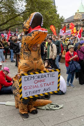 Essen, Bundesweiter Aktionstag des DGB. 26.09.2026, EU, DEU, Deutschland, Nordrhein-Westfalen, Essen: der Deutsche Gewerkschaftsbund und seine Mitgliedsgewerkschaften hatten unter dem Motto Hart verdient! Deine Arbeit. Deine Gesundheit. Deine Rente. zu einem bundesweiten Aktionstag aufgerufen. In 15 Großstädten fanden Kundgebungen statt. Dabei wurde für einen starken Sozialstaat, sichere Arbeitsplätze, gute Arbeitsbedingungen und den Schutz von Arbeitnehmerrechten demonstriert. Die Demonstration startete an der Altendorfer Straße, zog durch die Innenstadt und endete mit einer Kundgebung auf dem Burgplatz. In Essen nahmen ca. 15.000 Personen teil. Bundesweit ca. 175.000 Menschen. EU, DEU, Germany, North Rhine-Westphalia, Essen: The