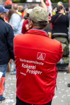 Essen, Bundesweiter Aktionstag des DGB. 26.09.2026, EU, DEU, Deutschland, Nordrhein-Westfalen, Essen: der Deutsche Gewerkschaftsbund und seine Mitgliedsgewerkschaften hatten unter dem Motto Hart verdient! Deine Arbeit. Deine Gesundheit. Deine Rente. zu einem bundesweiten Aktionstag aufgerufen. In 15 Großstädten fanden Kundgebungen statt. Dabei wurde für einen starken Sozialstaat, sichere Arbeitsplätze, gute Arbeitsbedingungen und den Schutz von Arbeitnehmerrechten demonstriert. Die Demonstration startete an der Altendorfer Straße, zog durch die Innenstadt und endete mit einer Kundgebung auf dem Burgplatz. In Essen nahmen ca. 15.000 Personen teil. Bundesweit ca. 175.000 Menschen. EU, DEU, Germany, North Rhine-Westphalia, Essen: The
