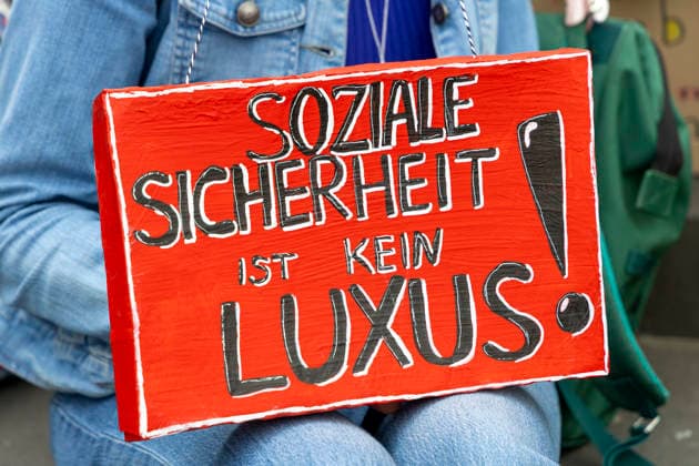 Essen, Bundesweiter Aktionstag des DGB. 26.09.2026, EU, DEU, Deutschland, Nordrhein-Westfalen, Essen: der Deutsche Gewerkschaftsbund und seine Mitgliedsgewerkschaften hatten unter dem Motto Hart verdient! Deine Arbeit. Deine Gesundheit. Deine Rente. zu einem bundesweiten Aktionstag aufgerufen. In 15 Großstädten fanden Kundgebungen statt. Dabei wurde für einen starken Sozialstaat, sichere Arbeitsplätze, gute Arbeitsbedingungen und den Schutz von Arbeitnehmerrechten demonstriert. Die Demonstration startete an der Altendorfer Straße, zog durch die Innenstadt und endete mit einer Kundgebung auf dem Burgplatz. In Essen nahmen ca. 15.000 Personen teil. Bundesweit ca. 175.000 Menschen. EU, DEU, Germany, North Rhine-Westphalia, Essen: The