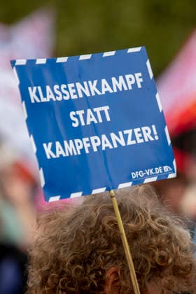 Essen, Bundesweiter Aktionstag des DGB. 26.09.2026, EU, DEU, Deutschland, Nordrhein-Westfalen, Essen: der Deutsche Gewerkschaftsbund und seine Mitgliedsgewerkschaften hatten unter dem Motto Hart verdient! Deine Arbeit. Deine Gesundheit. Deine Rente. zu einem bundesweiten Aktionstag aufgerufen. In 15 Großstädten fanden Kundgebungen statt. Dabei wurde für einen starken Sozialstaat, sichere Arbeitsplätze, gute Arbeitsbedingungen und den Schutz von Arbeitnehmerrechten demonstriert. Die Demonstration startete an der Altendorfer Straße, zog durch die Innenstadt und endete mit einer Kundgebung auf dem Burgplatz. In Essen nahmen ca. 15.000 Personen teil. Bundesweit ca. 175.000 Menschen. EU, DEU, Germany, North Rhine-Westphalia, Essen: The