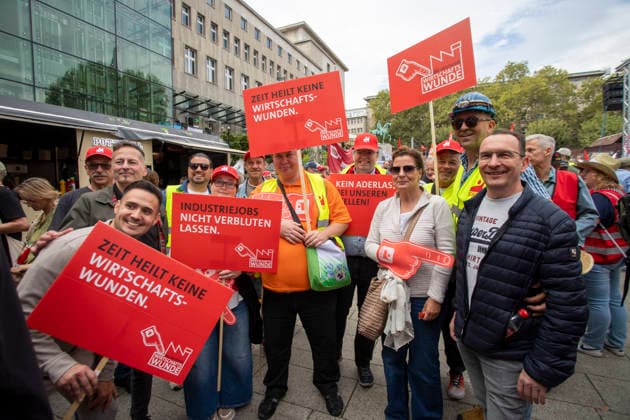 Essen, Bundesweiter Aktionstag des DGB. 26.09.2026, EU, DEU, Deutschland, Nordrhein-Westfalen, Essen: der Deutsche Gewerkschaftsbund und seine Mitgliedsgewerkschaften hatten unter dem Motto Hart verdient! Deine Arbeit. Deine Gesundheit. Deine Rente. zu einem bundesweiten Aktionstag aufgerufen. In 15 Großstädten fanden Kundgebungen statt. Dabei wurde für einen starken Sozialstaat, sichere Arbeitsplätze, gute Arbeitsbedingungen und den Schutz von Arbeitnehmerrechten demonstriert. Die Demonstration startete an der Altendorfer Straße, zog durch die Innenstadt und endete mit einer Kundgebung auf dem Burgplatz. In Essen nahmen ca. 15.000 Personen teil. Bundesweit ca. 175.000 Menschen. EU, DEU, Germany, North Rhine-Westphalia, Essen: The