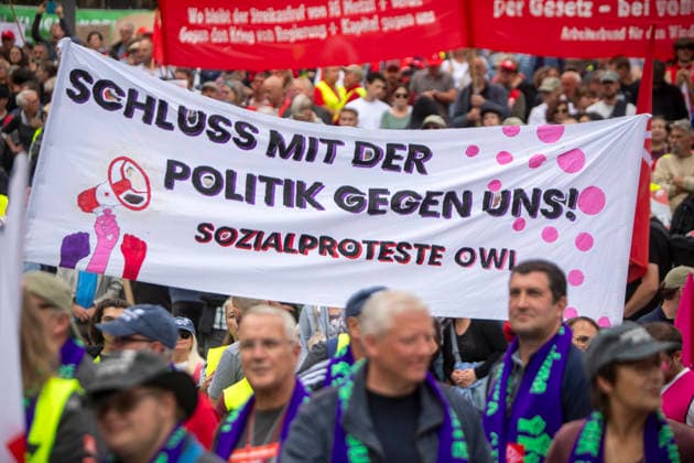Essen, Bundesweiter Aktionstag des DGB. 26.09.2026, EU, DEU, Deutschland, Nordrhein-Westfalen, Essen: der Deutsche Gewerkschaftsbund und seine Mitgliedsgewerkschaften hatten unter dem Motto Hart verdient! Deine Arbeit. Deine Gesundheit. Deine Rente. zu einem bundesweiten Aktionstag aufgerufen. In 15 Großstädten fanden Kundgebungen statt. Dabei wurde für einen starken Sozialstaat, sichere Arbeitsplätze, gute Arbeitsbedingungen und den Schutz von Arbeitnehmerrechten demonstriert. Die Demonstration startete an der Altendorfer Straße, zog durch die Innenstadt und endete mit einer Kundgebung auf dem Burgplatz. In Essen nahmen ca. 15.000 Personen teil. Bundesweit ca. 175.000 Menschen. EU, DEU, Germany, North Rhine-Westphalia, Essen: The