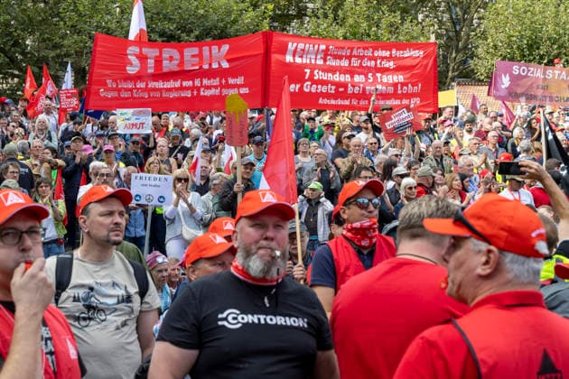 Essen, Bundesweiter Aktionstag des DGB. 26.09.2026, EU, DEU, Deutschland, Nordrhein-Westfalen, Essen: der Deutsche Gewerkschaftsbund und seine Mitgliedsgewerkschaften hatten unter dem Motto Hart verdient! Deine Arbeit. Deine Gesundheit. Deine Rente. zu einem bundesweiten Aktionstag aufgerufen. In 15 Großstädten fanden Kundgebungen statt. Dabei wurde für einen starken Sozialstaat, sichere Arbeitsplätze, gute Arbeitsbedingungen und den Schutz von Arbeitnehmerrechten demonstriert. Die Demonstration startete an der Altendorfer Straße, zog durch die Innenstadt und endete mit einer Kundgebung auf dem Burgplatz. In Essen nahmen ca. 15.000 Personen teil. Bundesweit ca. 175.000 Menschen. EU, DEU, Germany, North Rhine-Westphalia, Essen: The