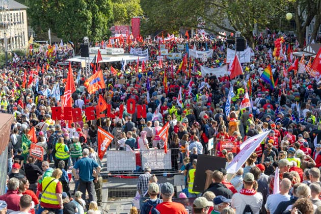 Essen, Bundesweiter Aktionstag des DGB. 26.09.2026, EU, DEU, Deutschland, Nordrhein-Westfalen, Essen: der Deutsche Gewerkschaftsbund und seine Mitgliedsgewerkschaften hatten unter dem Motto Hart verdient! Deine Arbeit. Deine Gesundheit. Deine Rente. zu einem bundesweiten Aktionstag aufgerufen. In 15 Großstädten fanden Kundgebungen statt. Dabei wurde für einen starken Sozialstaat, sichere Arbeitsplätze, gute Arbeitsbedingungen und den Schutz von Arbeitnehmerrechten demonstriert. Die Demonstration startete an der Altendorfer Straße, zog durch die Innenstadt und endete mit einer Kundgebung auf dem Burgplatz. In Essen nahmen ca. 15.000 Personen teil. Bundesweit ca. 175.000 Menschen. EU, DEU, Germany, North Rhine-Westphalia, Essen: The