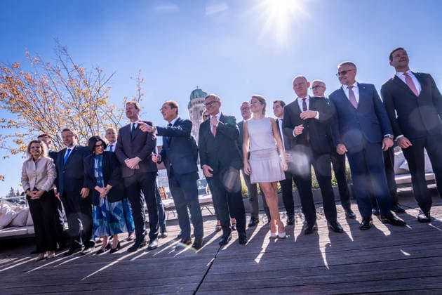 Group photo taken against the light on the rooftop terrace of the Hotel Bayerischer Hof: Alexander Dobrindt, German Federal Minister of the Interior, with his counterparts and international meeting participants. 2nd Munich Migration Meeting: Meeting of European Ministers on the Implementation of the Migration Policy Shift, Munich, Bavaria, Germany, Hotel Bayerischer Hof