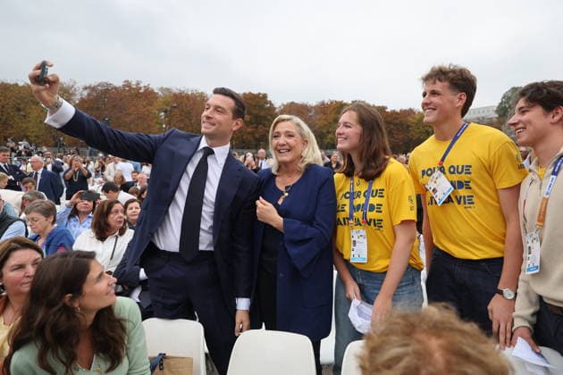 Jordan Bardella, Marine Le Pen: Celebrities at Pope Leo XIV’s grand Mass on the Place de la Concorde in Paris on September 26, 2026. Between the Avenue des Champs-Élysées and the Place de la Concorde, 700,000 faithful and onlookers, from all corners of the globe, gathered to attend the Mass celebrated by the Holy Father. The apostolic journey, from September 25 to 28, 2026, will continue in Lourdes and Metz. Jacovides Moreau Bestimage Celebrities attending the grand Mass celebrated by Pope Leo XIV at the Place de la Concorde in Paris on September 26, 2026. Between the Avenue des Champs-Élysées and the Place de la Concorde, 700,000 worshippers and onlookers from around the world gathered to attend the Mass celebrated by the Holy Father. The  Copyright: xJACOVIDES-MOREAUx xBESTIMAGExJACOVIDES-MOREAUx xBESTIMAGEx