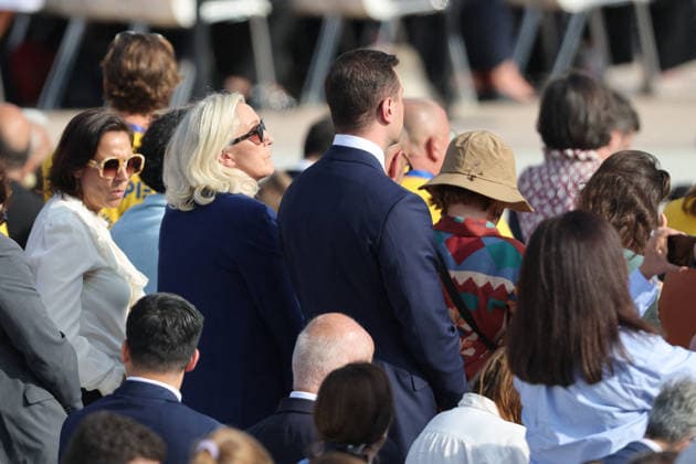 Jordan Bardella, Marine Le Pen: Celebrities at Pope Leo XIV’s grand Mass on the Place de la Concorde in Paris on September 26, 2026. Between the Avenue des Champs-Élysées and the Place de la Concorde, 700,000 faithful and onlookers, from all corners of the globe, gathered to attend the Mass celebrated by the Holy Father. The apostolic journey, from September 25 to 28, 2026, will continue in Lourdes and Metz. Jacovides Moreau Bestimage Celebrities attending the grand Mass celebrated by Pope Leo XIV at the Place de la Concorde in Paris on September 26, 2026. Between the Avenue des Champs-Élysées and the Place de la Concorde, 700,000 worshippers and onlookers from across the globe gathered to attend the Mass celebrated by the Holy Father. The  Copyright: xJACOVIDES-MOREAUx xBESTIMAGExJACOVIDES-MOREAUx xBESTIMAGEx