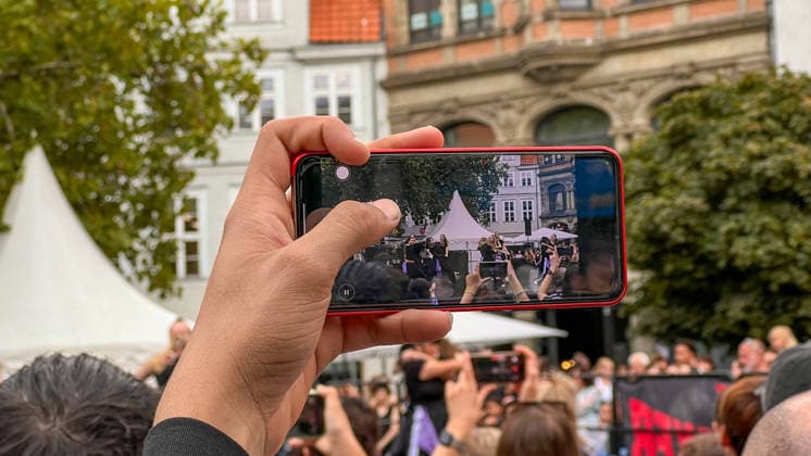 Braunschweig, Germany, Europe A visitor films a dance performance with a smartphone on the NextGenerationStage at the trendsporterlebnis 2026 event on Kohlmarkt in downtown Braunschweig. The dance troupe is visible on the smartphone screen, while other spectators watch the performance. Documen Copyright: xAymanxAlahmedx