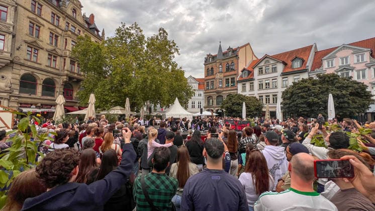 Braunschweig, Germany, Europe A visitor films a dance performance with a smartphone on the NextGenerationStage at the trendsporterlebnis 2026 event on Kohlmarkt in downtown Braunschweig. The dance troupe is visible on the smartphone screen, while other spectators watch the performance. Documen Copyright: xAymanxAlahmedx
