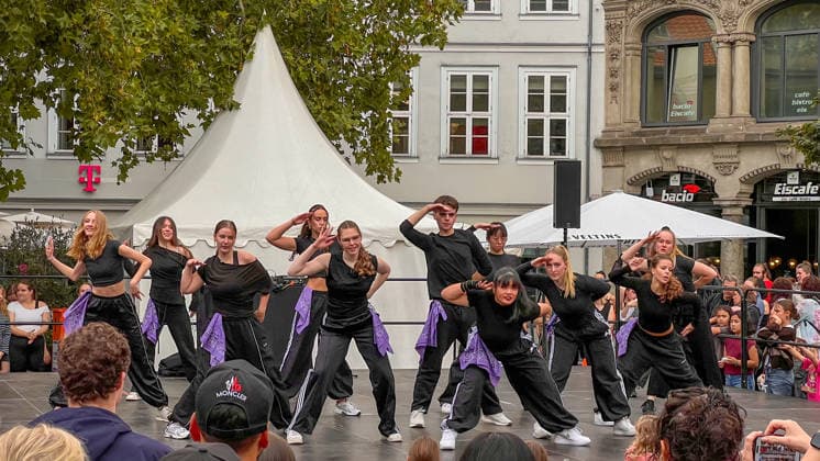 Braunschweig, Germany, Europe A visitor films a dance performance with a smartphone on the NextGenerationStage at the trendsporterlebnis 2026 event on Kohlmarkt in downtown Braunschweig. The dance troupe is visible on the smartphone screen, while other spectators watch the performance. Documen Copyright: xAymanxAlahmedx